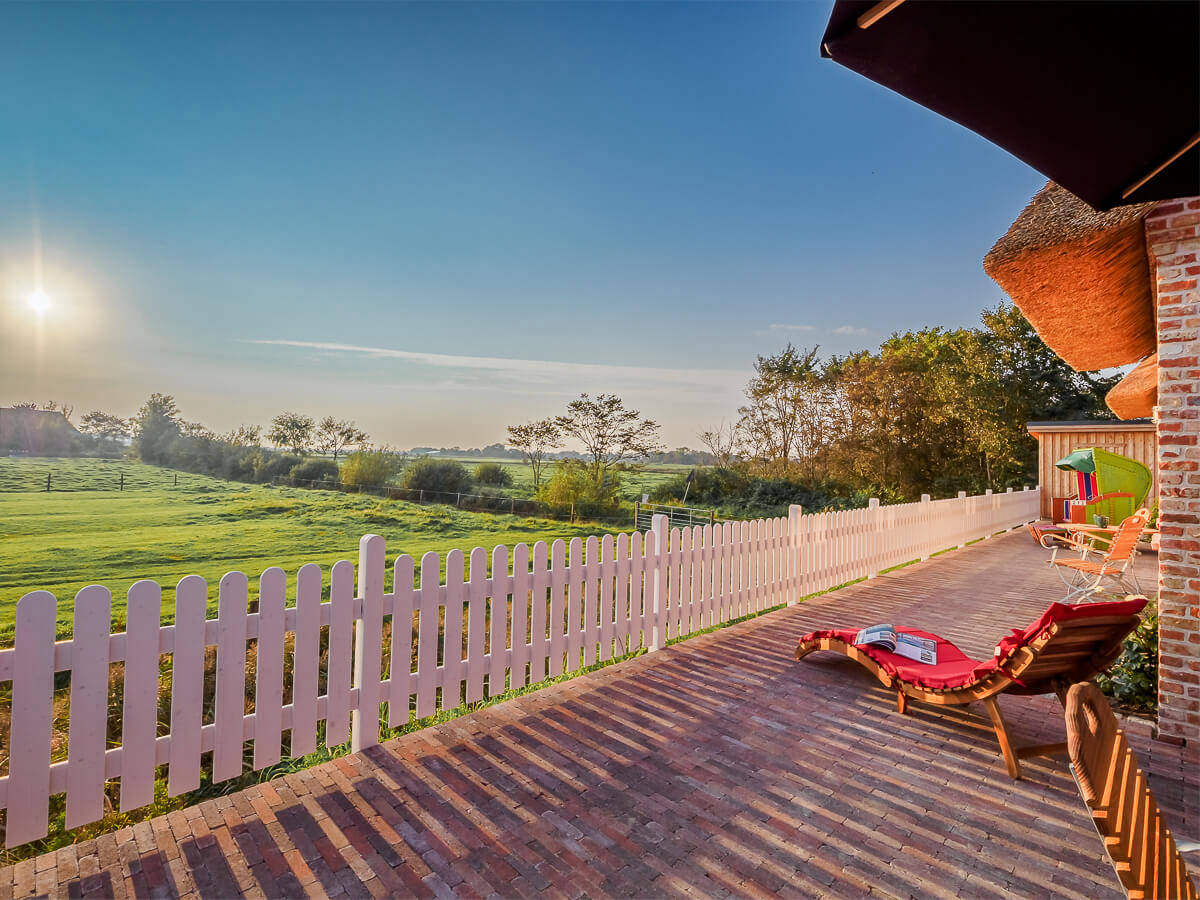 Große Terrasse mit Blick auf die Insellandschaft